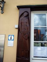 91 geschnitzte Holztafeln am Rathaus von Nuertingen